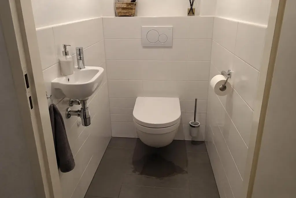 Lekdetectie Vriezenveen – natte vloer bij een toilet