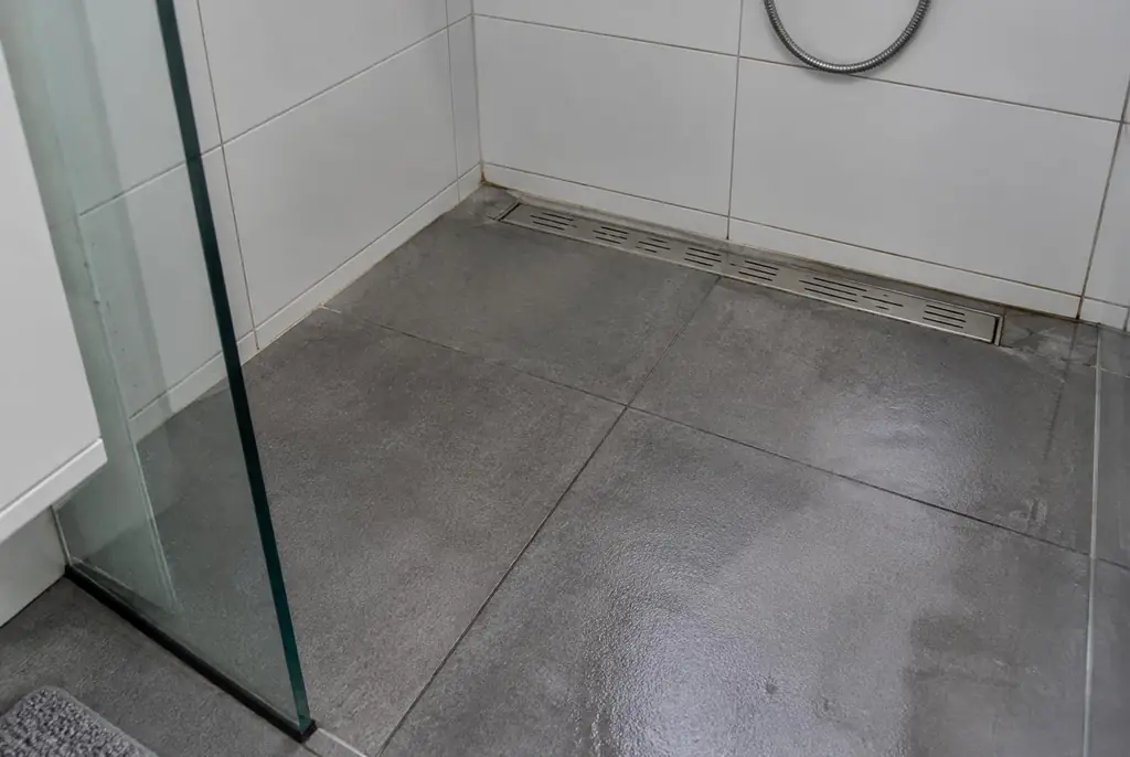 Lekdetectie Vriezenveen – lekkende inloopdouche met natte voegen