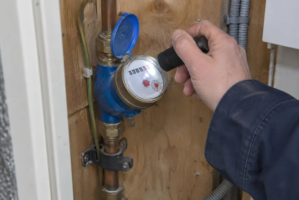 Lekdetectie Vriezenveen – watermeter in de meterkast controleren met een zaklamp